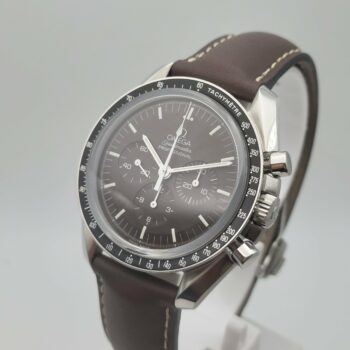 Omega Speedmaster Chocolat réf 31132423013001 - trois quart face